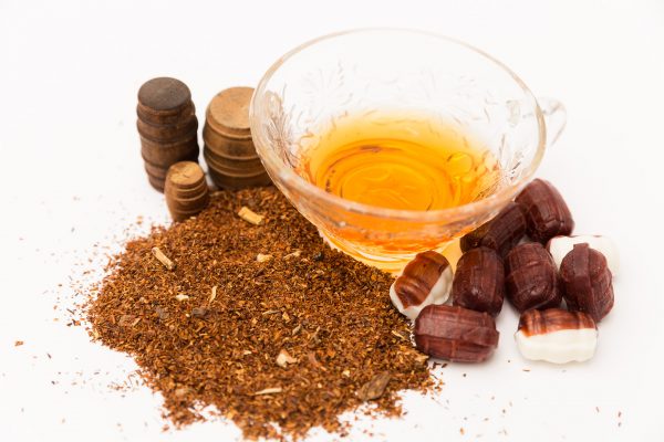 rootbeer rooibos tea with candy rootbeer kegs around it